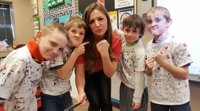 Teacher Encourages Students to Draw on Her Dress And The Result is Remarkable