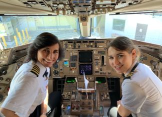 Mother-daughter Flight Crew Goes Viral