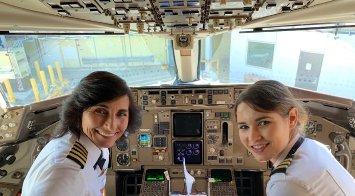 Mother-daughter Flight Crew Goes Viral