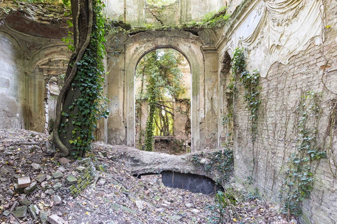 Spectacular Photos Of Abandoned Places Reclaimed By Nature - MobiSpirit