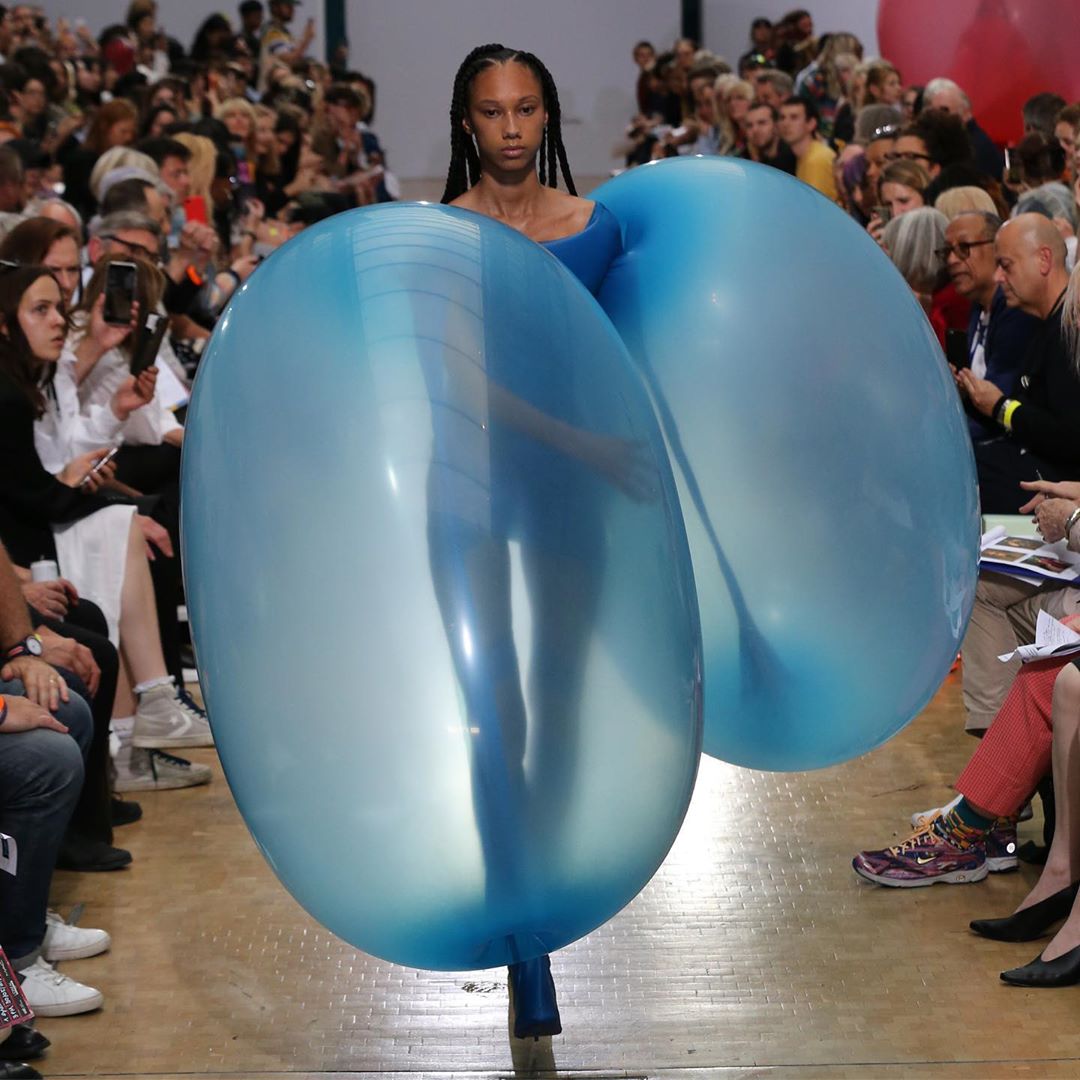 Shape Shifting Balloon Dresses By Fredrik Tjærandsen Have Gone Viral Mobispirit 8948