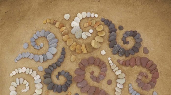 Jon Foreman Creates Gorgeous Stone Arrangements on Beaches