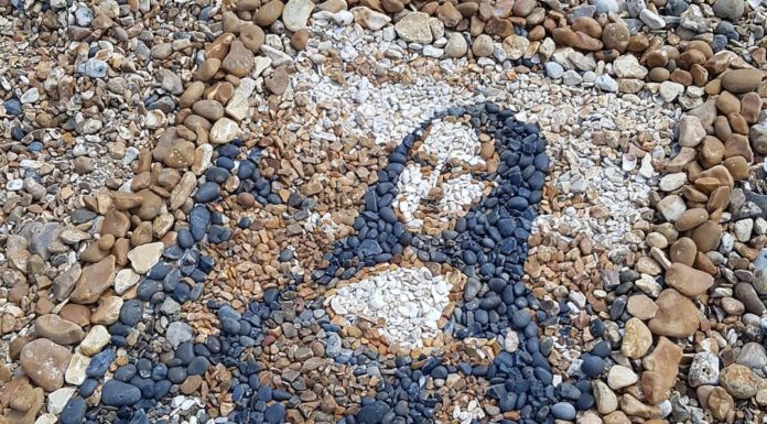 Justin Bateman Recreates Iconic Artworks on the Beach Using Pebbles